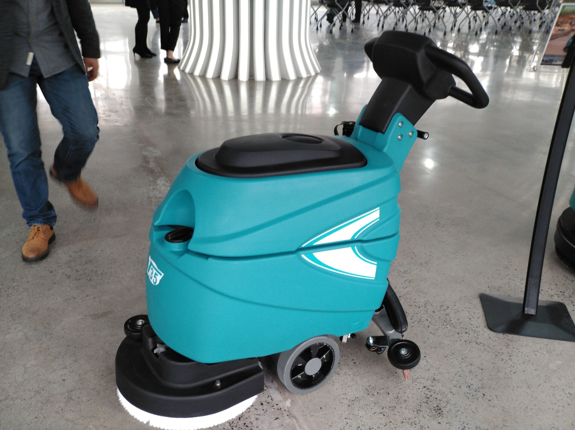 電動(dòng)洗地機(jī) 電動(dòng)洗地機(jī)