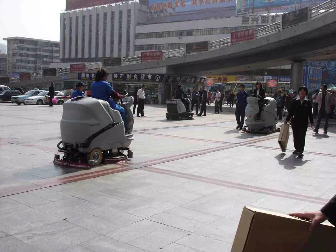 駕駛式洗地機(jī)