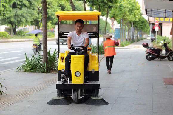 國(guó)產(chǎn)電動(dòng)掃地機(jī)