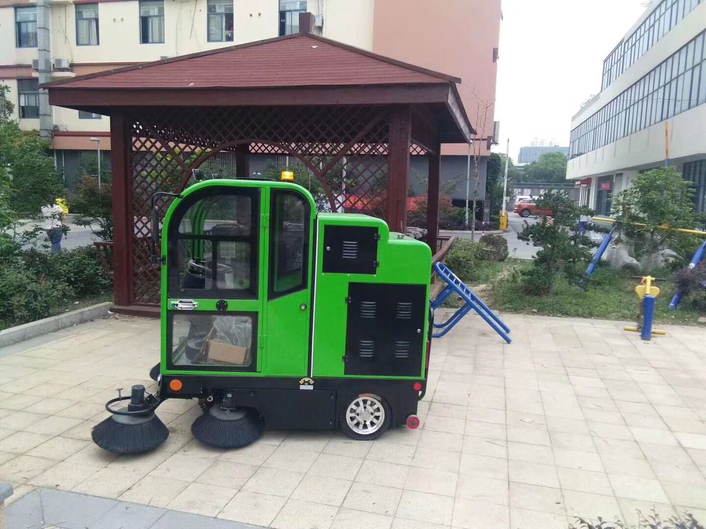 電動(dòng)掃地機(jī) 電動(dòng)掃地機(jī)