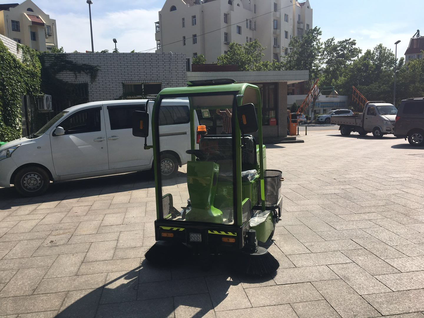 駕駛式掃地機(jī)